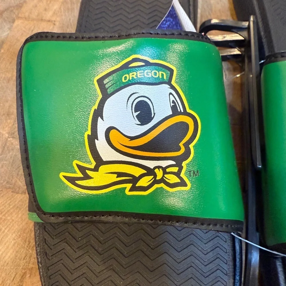 Oregon Ducks Men’s Sz 11/12 Slide Sandals Slip On Green and Black Brand New